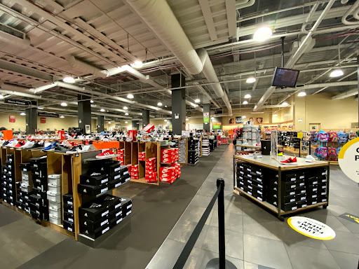 Shoe Store «DSW Designer Shoe Warehouse», reviews and photos, 139 Flatbush Ave, Brooklyn, NY 11217, USA