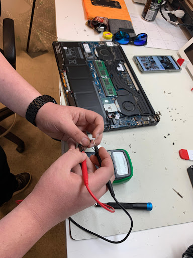 Mobile Phone Repair Shop «CPR Cell Phone Repair Eastvale», reviews and photos, 12571 Limonite Ave Suite 250, Mira Loma, CA 91752, USA