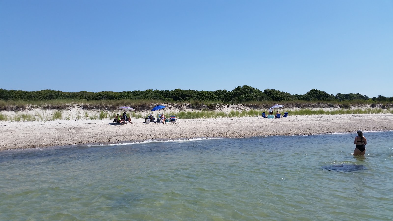 Foto af West beach med let sand og småsten overflade