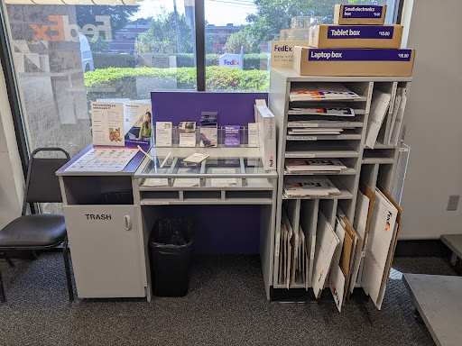 Shipping and Mailing Service «FedEx Ship Center», reviews and photos, 10601 Murdock Dr, Knoxville, TN 37932, USA