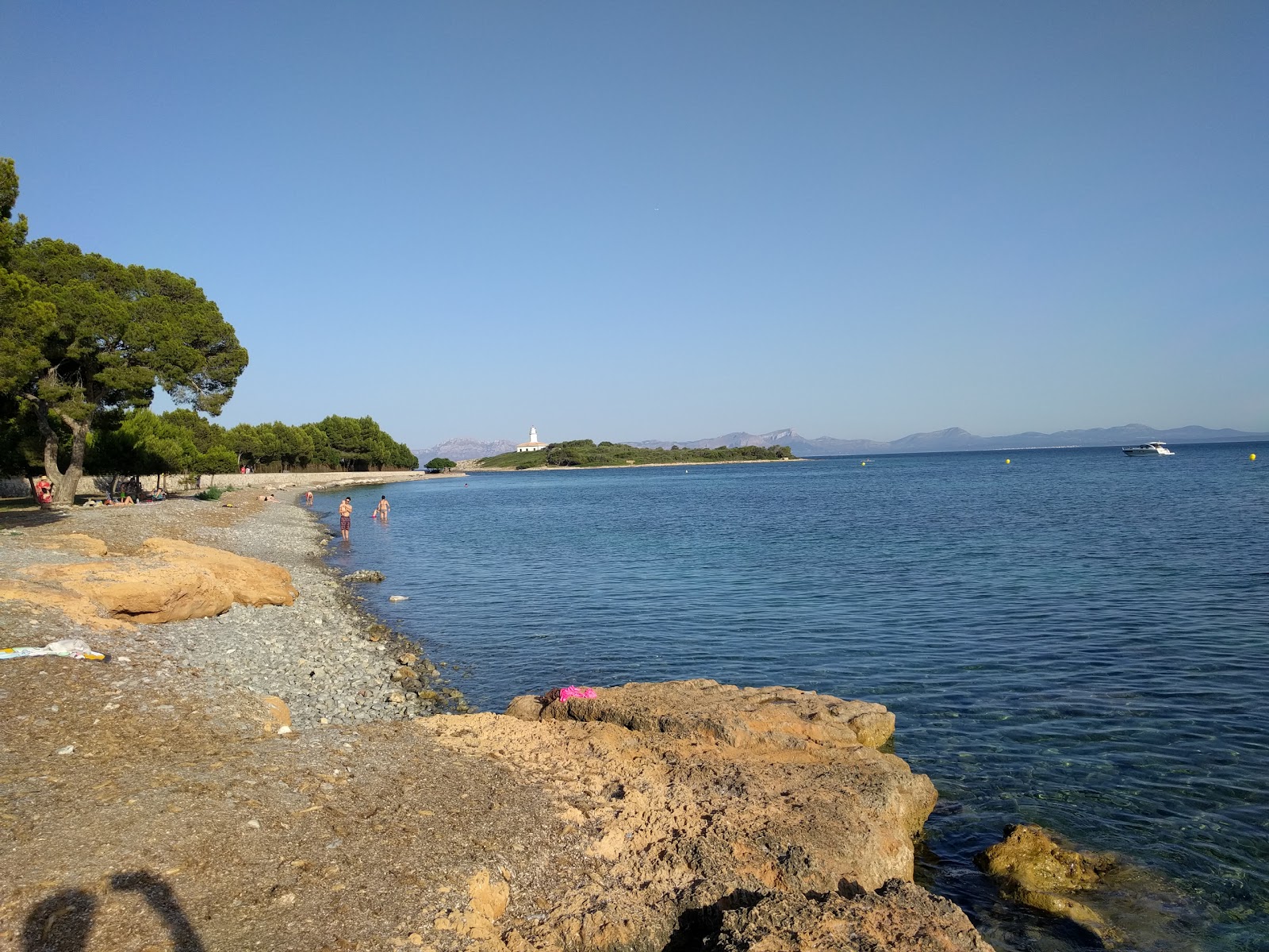 Foto von Platja d'Alcanada mit graue kiesel Oberfläche