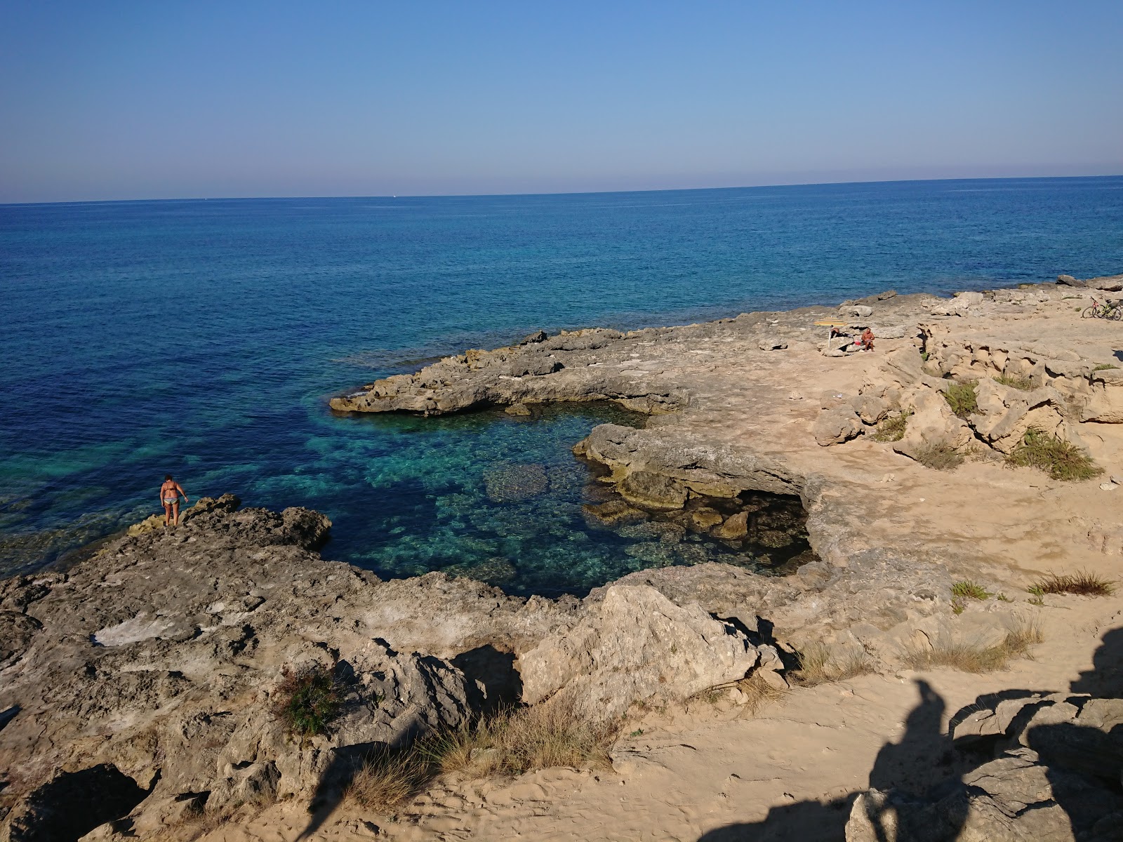 Photo de Spiaggia di Posto Li Sorci avec roches de surface