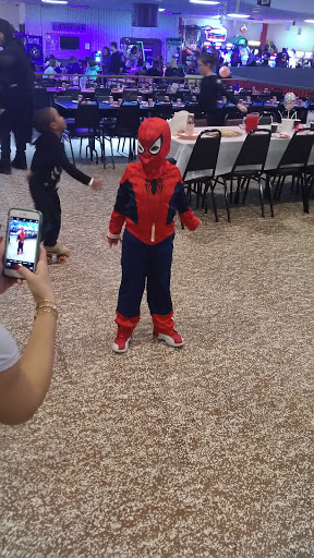 Roller Skating Rink «Bonaventure Always Family Friendly Skating Center And Birthday Parties», reviews and photos, 24505 Halsted Rd, Farmington Hills, MI 48335, USA