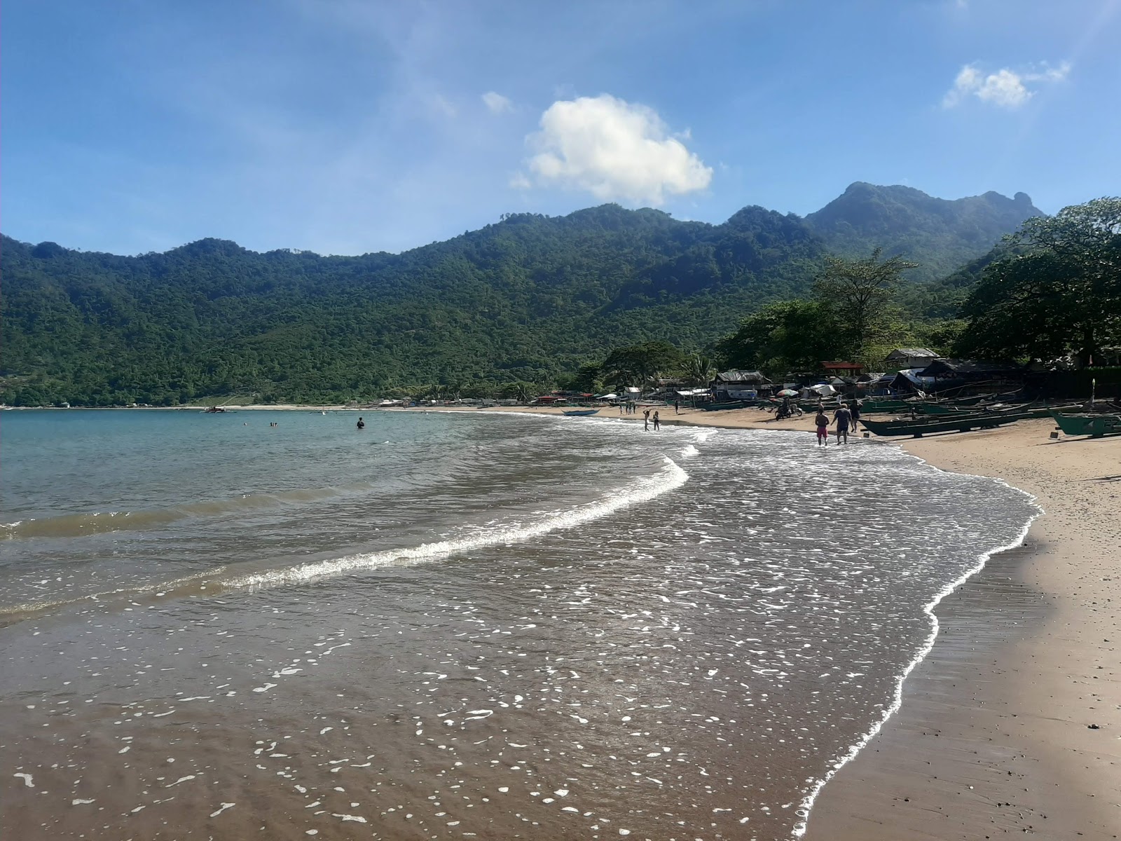 Foto de Patungan beach con arena beige superficie
