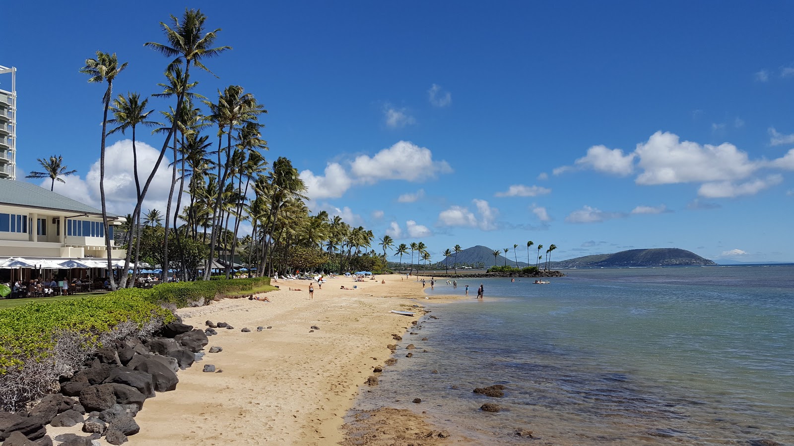 Foto von Kahala Hilton Beach mit beiger sand Oberfläche