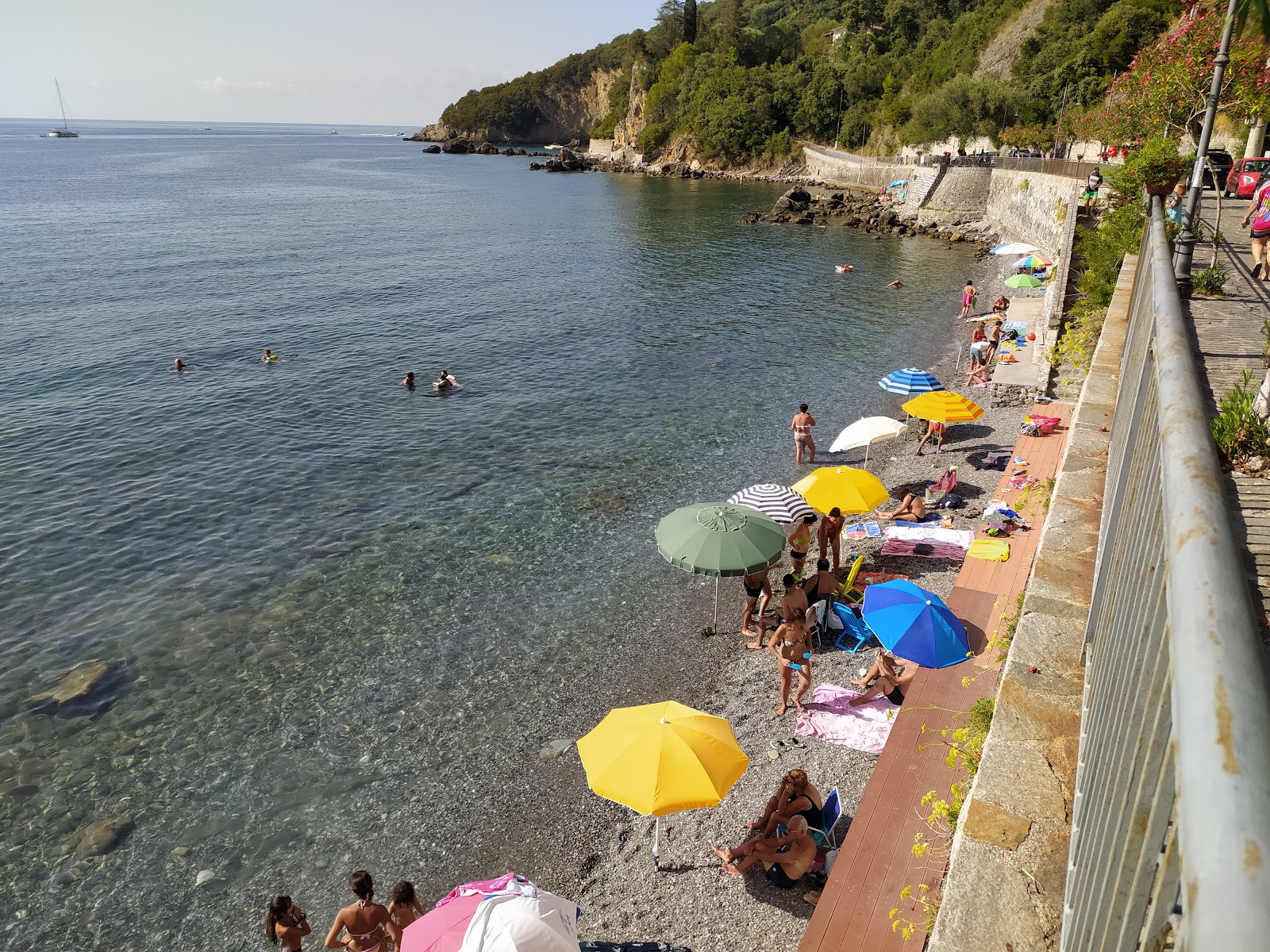 Fotografija Spiaggia Della Tragara z sivi kamenček površino
