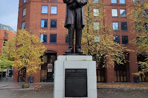 Abraham Lincoln Statue image