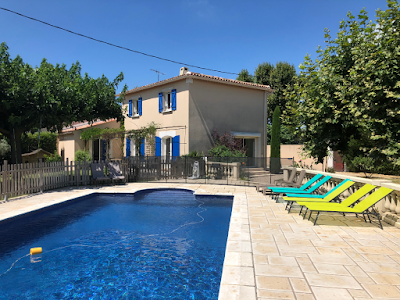 Belle villa provençale avec grand jardin & piscine à Sénas