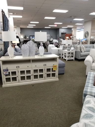 Furniture Store «Raymour & Flanigan Furniture and Mattress Store», reviews and photos, 610 Exterior Street, Bronx, NY 10451, USA