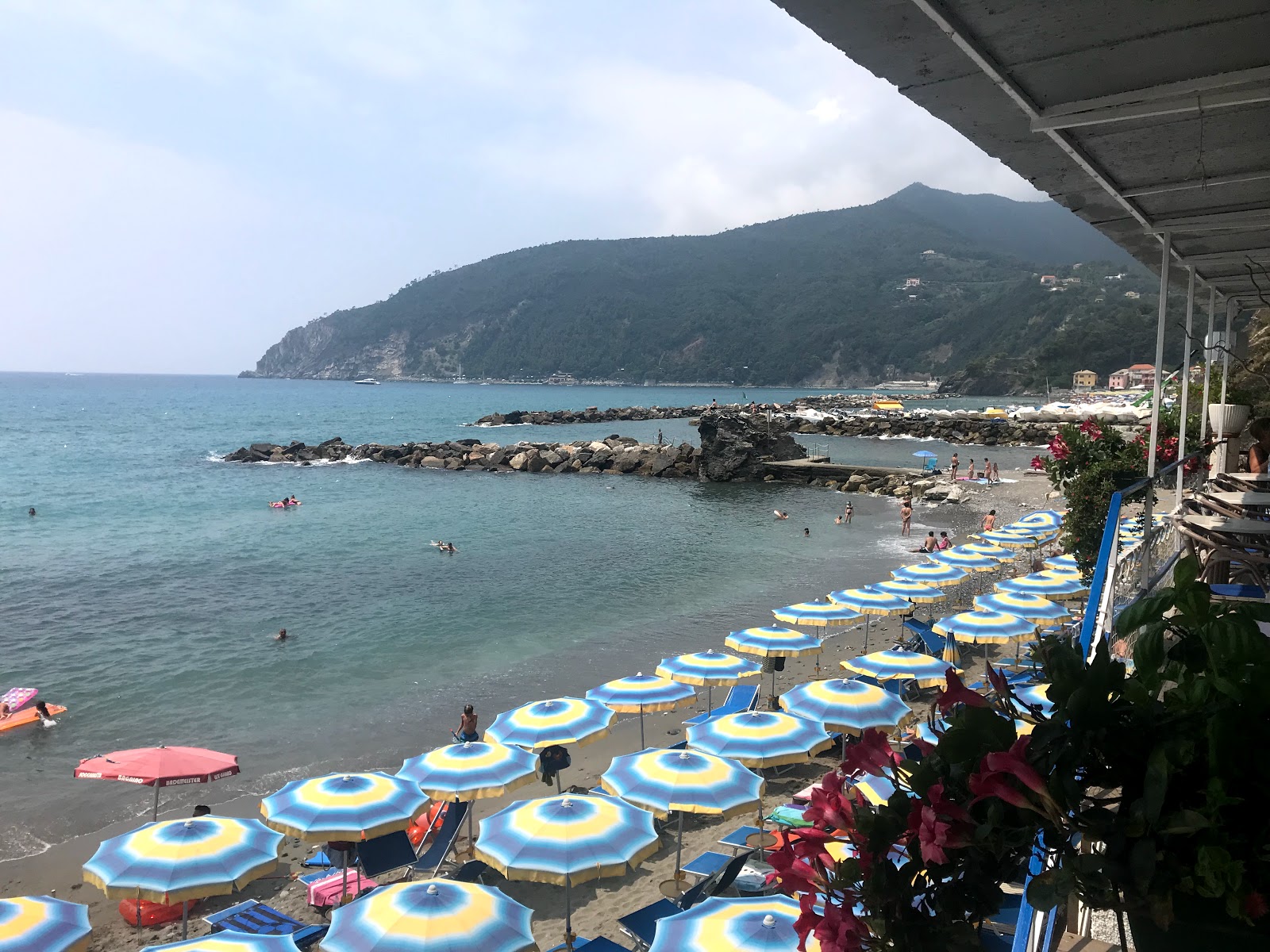 Moneglia beach II'in fotoğrafı plaj tatil beldesi alanı