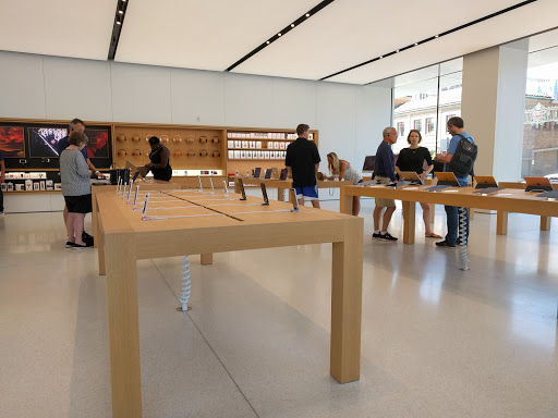 Computer Store «Apple Country Club Plaza», reviews and photos, 227 Nichols Rd, Kansas City, MO 64112, USA