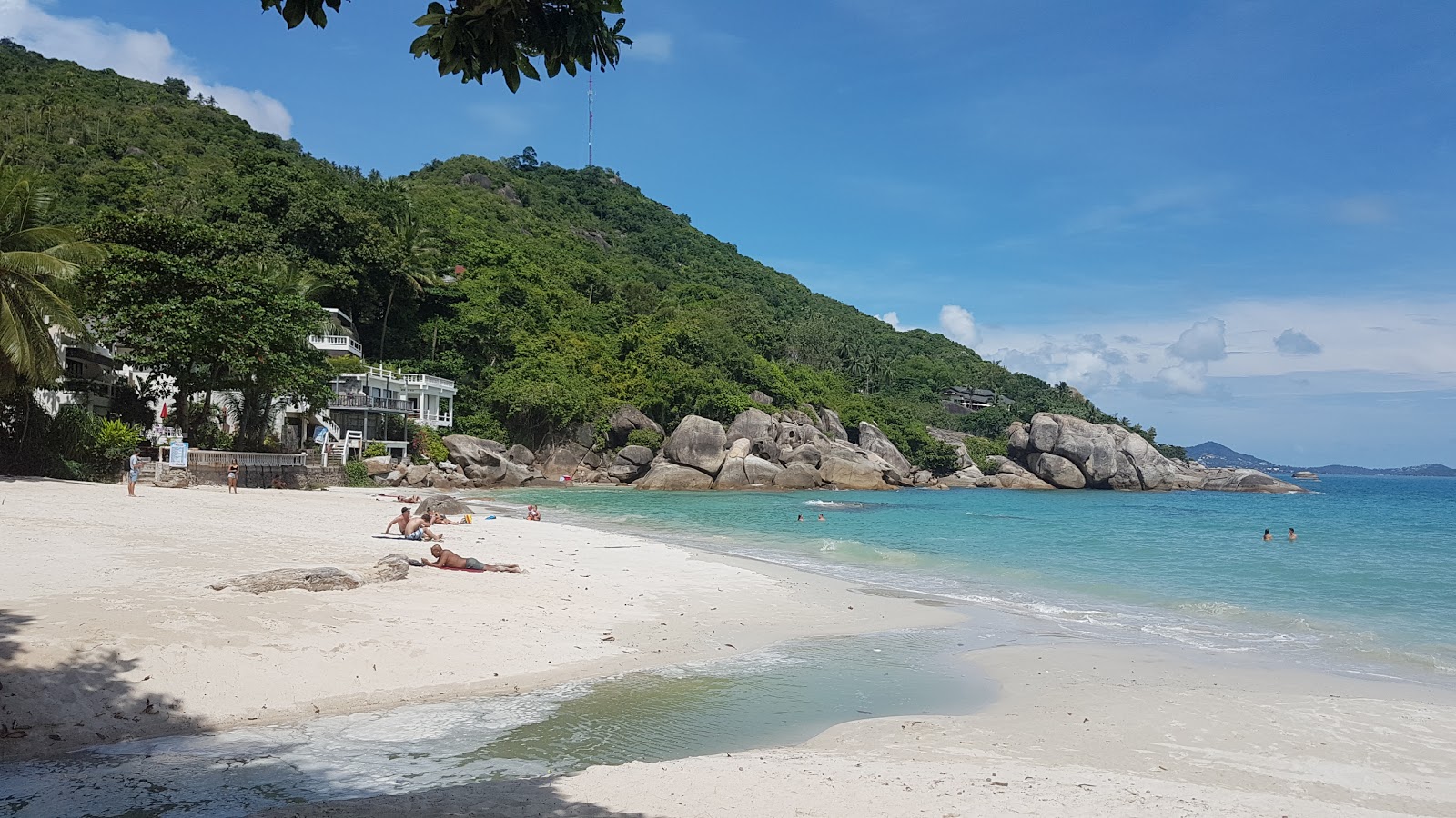 Photo de Crystal Bay Beach avec l'eau cristalline de surface