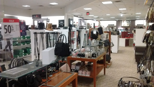 Shopping Mall «Ross Park Mall», reviews and photos, 1000 Ross Park Mall Dr, Pittsburgh, PA 15237, USA