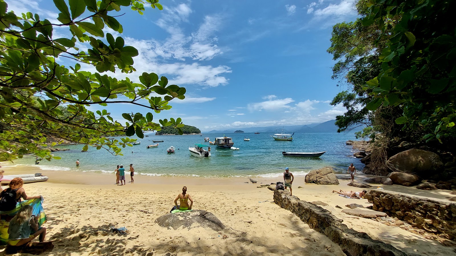 Ilha das Couves Beach的照片 背靠悬崖