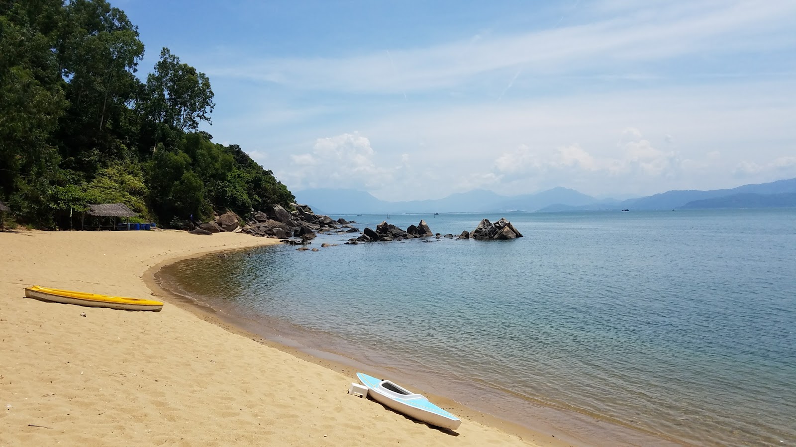 Φωτογραφία του Cat Vang Beach με φωτεινή άμμος επιφάνεια