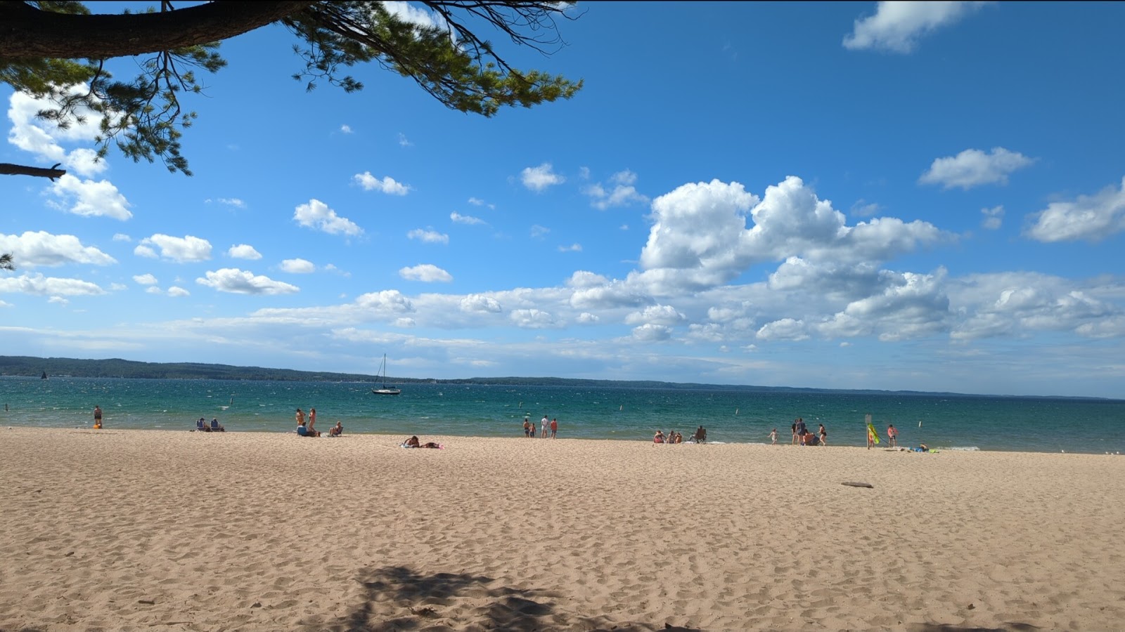 Bryant Park Beach的照片 带有碧绿色纯水表面