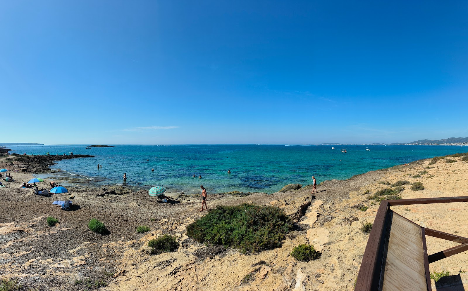 Foto di Playa de Son Caios con una superficie del sabbia beige e rocce