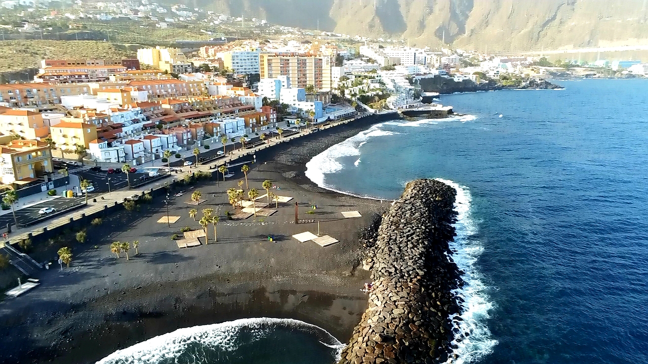 Playa Las Arenas'in fotoğrafı geniş bir kıyı şeridi ile birlikte