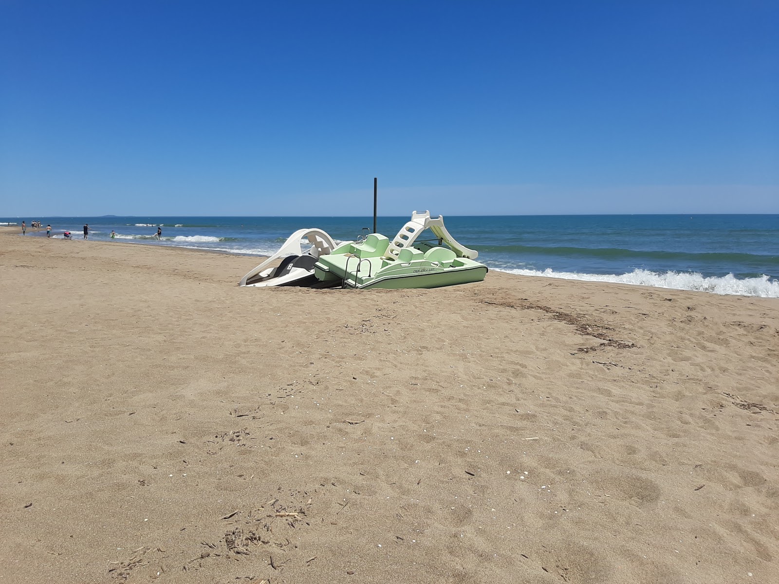 Foto van Saint-Pierre-la-Mer met helder fijn zand oppervlakte