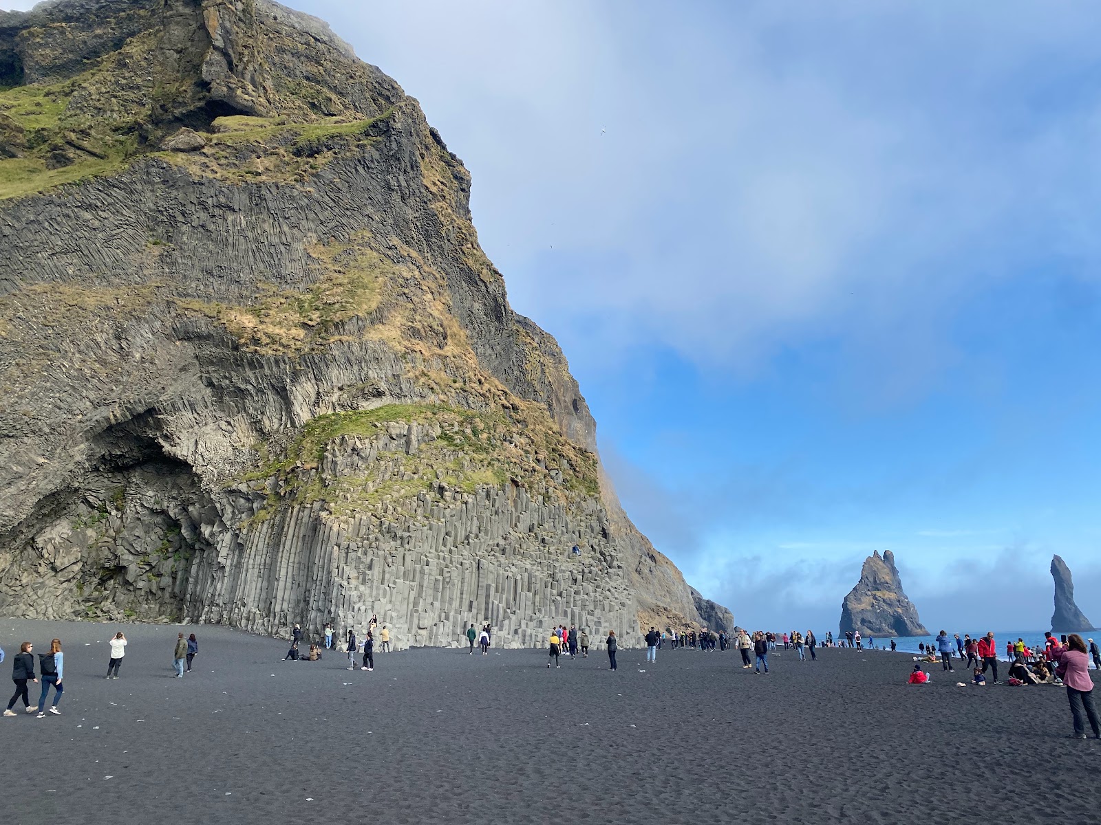 Foto di Reynisfjara Beach con una superficie del piccoli ciottoli neri