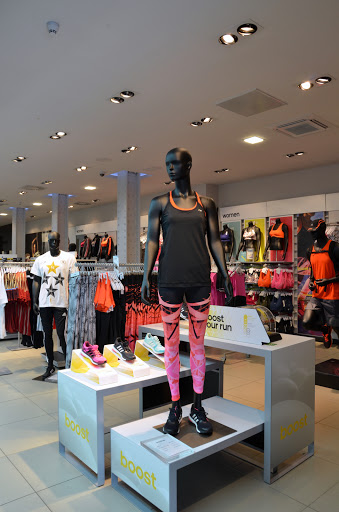 adidas Store Prague, Cerna Ruze