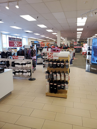 Shoe Store «Famous Footwear», reviews and photos, 2100 Snelling Ave N, Roseville, MN 55113, USA