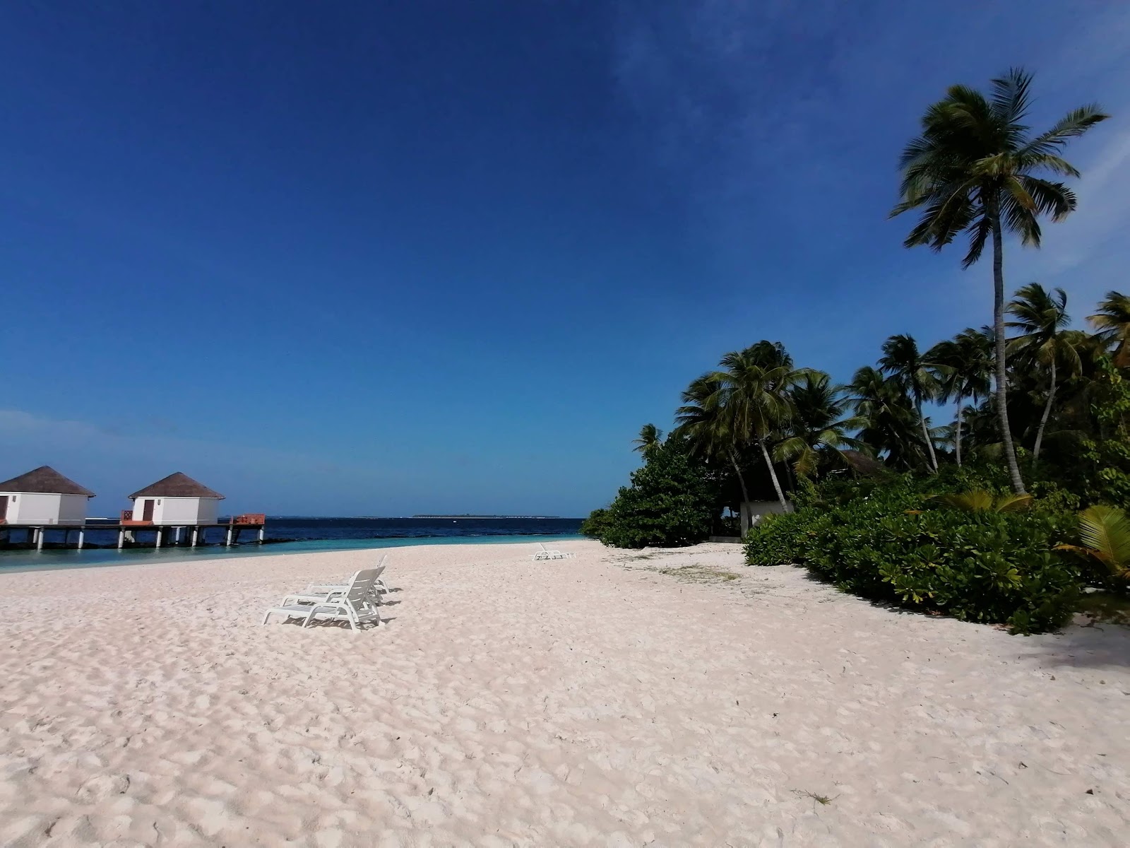 Fotografija Hirundhoo Island Beach in naselje