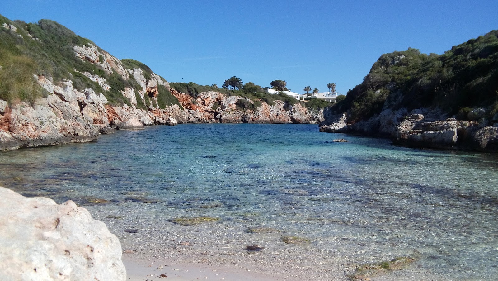 Photo de Cala de Biniparratx situé dans une zone naturelle