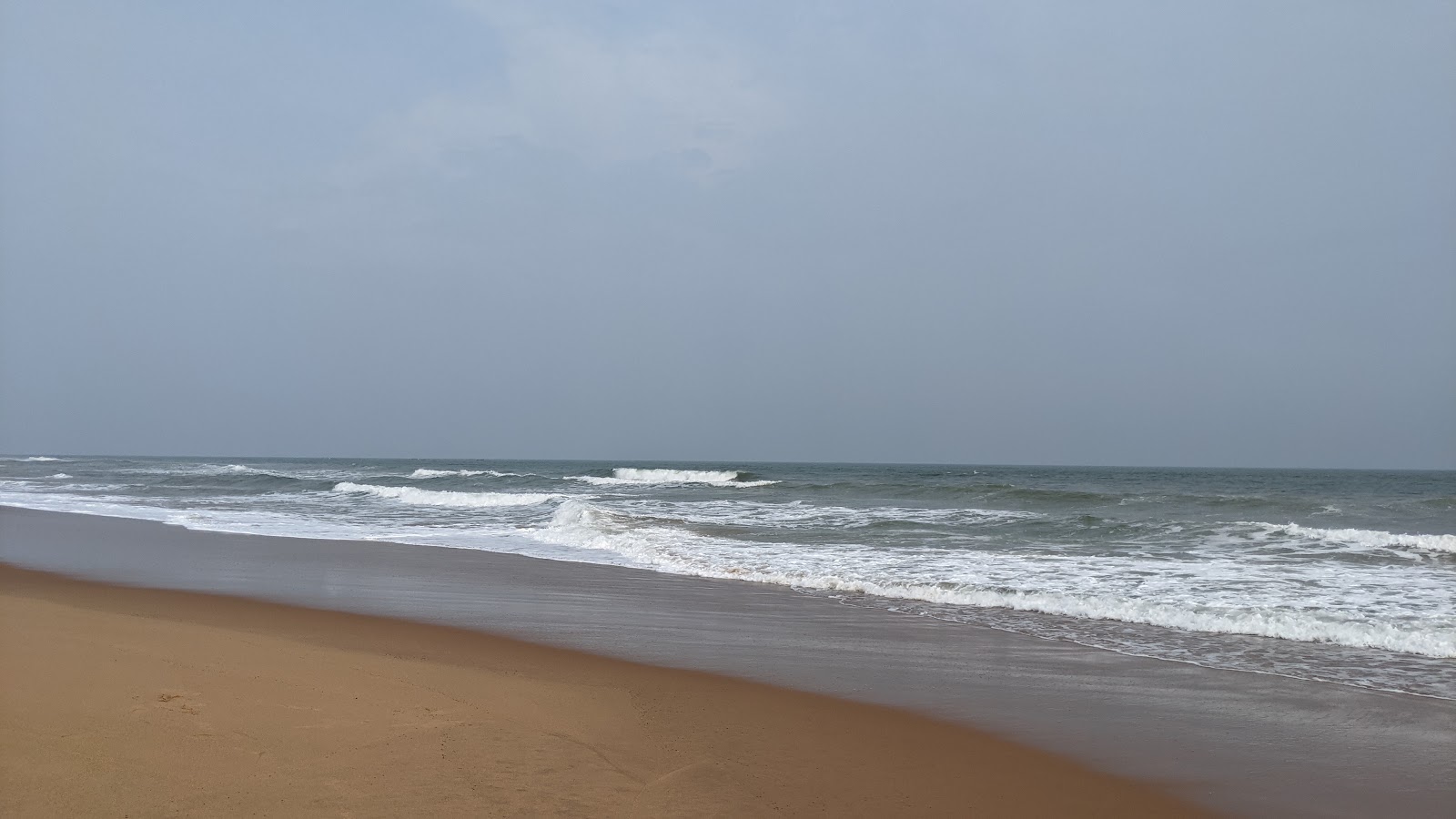 Kothamukkam Beach的照片 带有碧绿色纯水表面