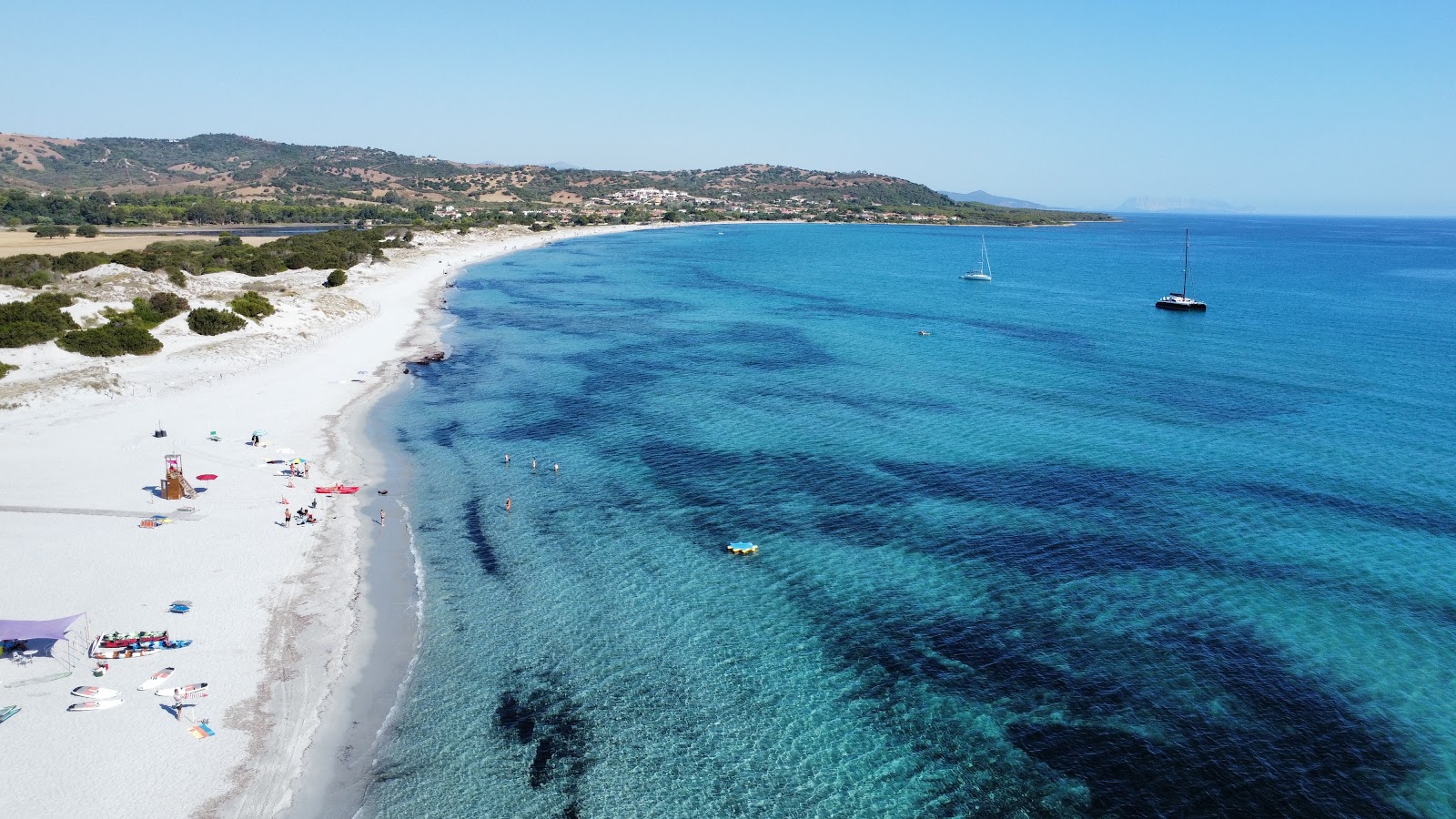 Φωτογραφία του Spiaggia Di Capo Comino με επίπεδο καθαριότητας εν μέρει καθαρό