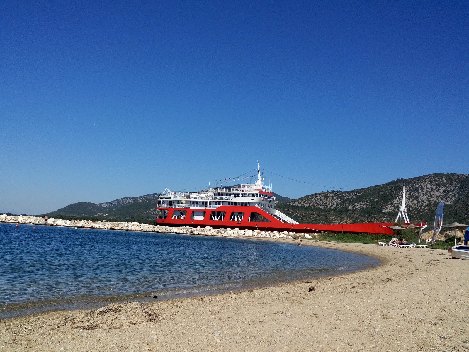 Fotografie cu Revive beach - locul popular printre cunoscătorii de relaxare