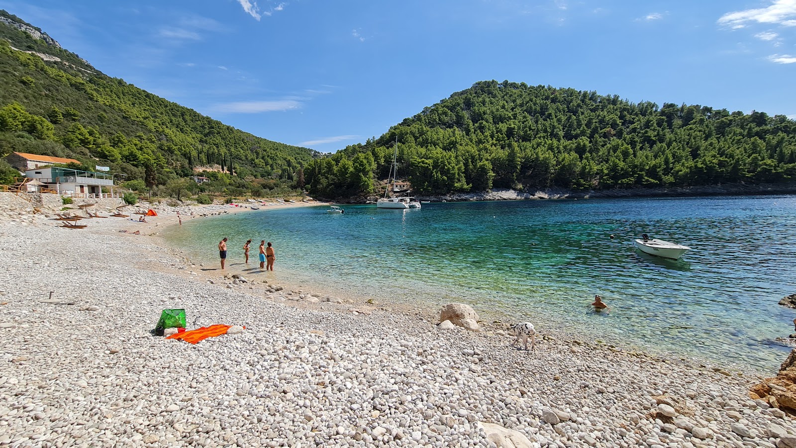 Foto di Pupnatska Luka con una superficie del ciottoli beige