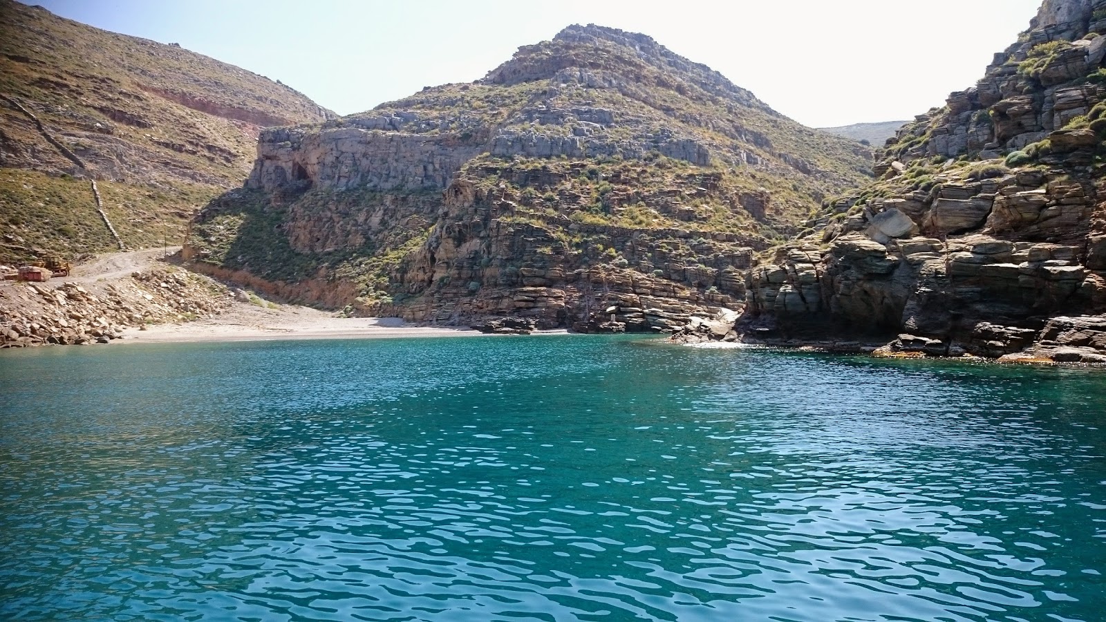 Fotografija Petroussa beach z modra čista voda površino
