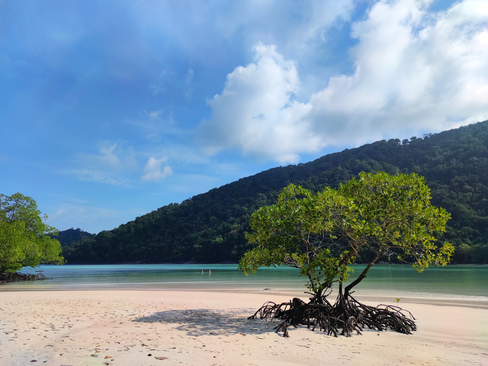 Photo de Mai Ngam Beach avec l'eau cristalline de surface