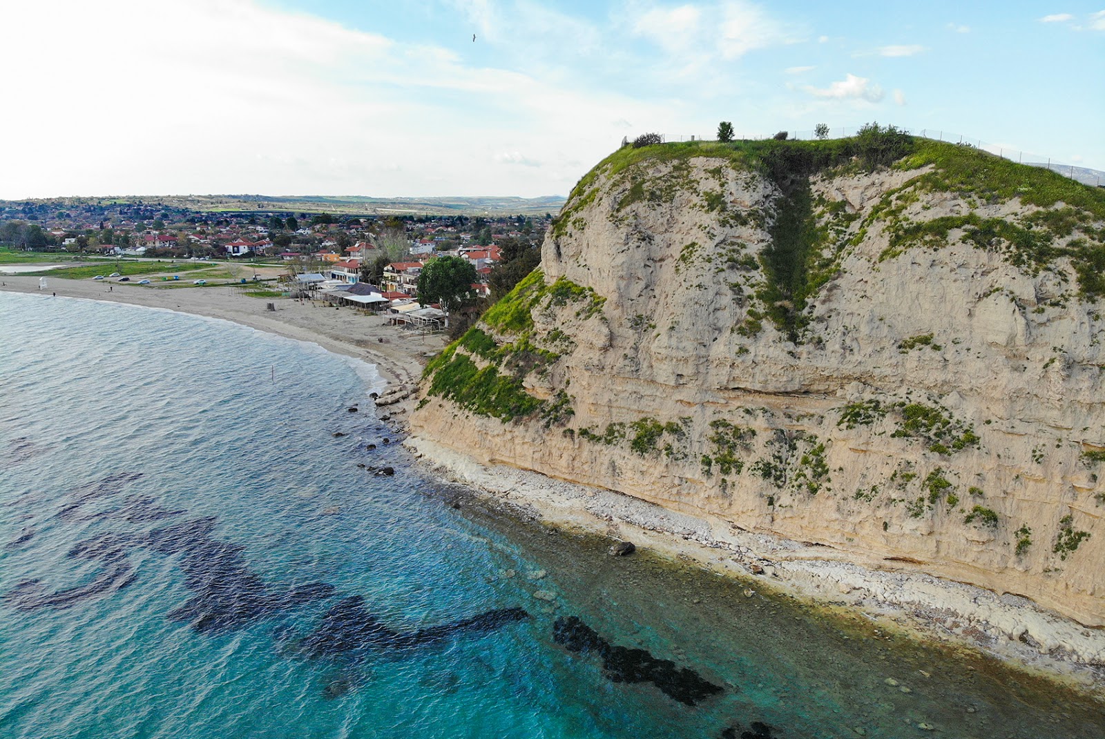 Zdjęcie Vergia beach z powierzchnią turkusowa woda