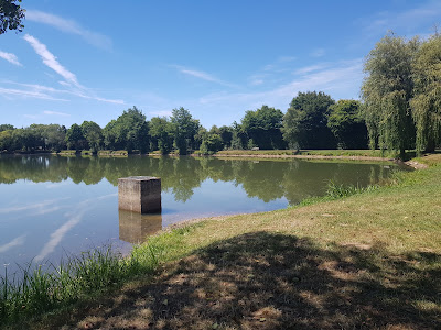 Etang, aire de pique-nique, WC à Charencey