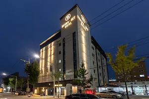 Brown Dot Hotel image