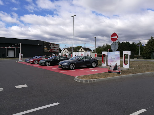 Borne de recharge de véhicules électriques Tesla Supercharger Hauconcourt