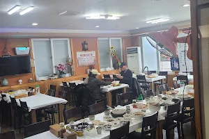 달동네보리밥집 image