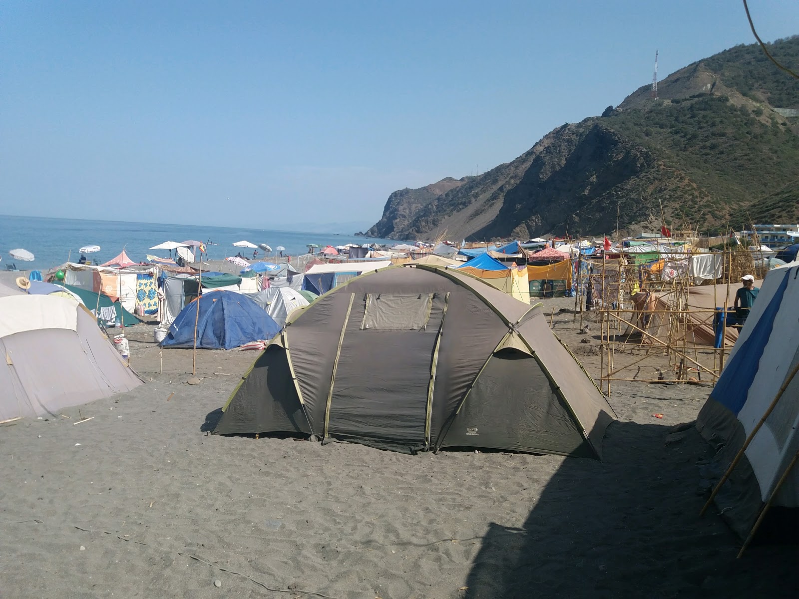 Zdjęcie Plage Beni Baroun otoczony górami