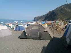Photo de Plage Beni Baroun entouré de montagnes