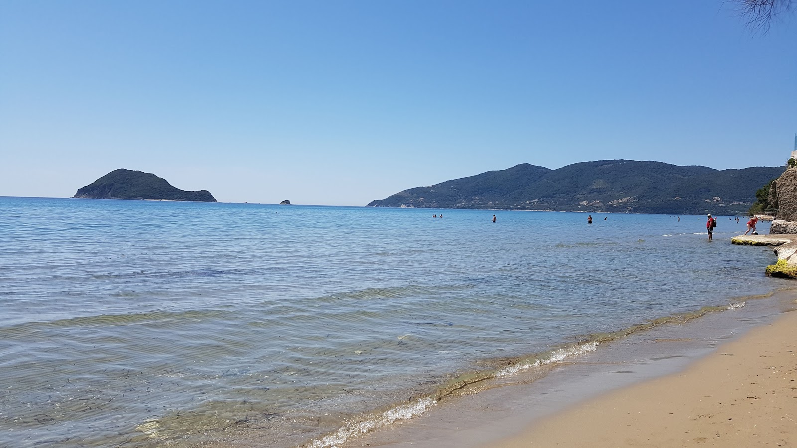 Agios Sostis beach的照片 带有碧绿色纯水表面