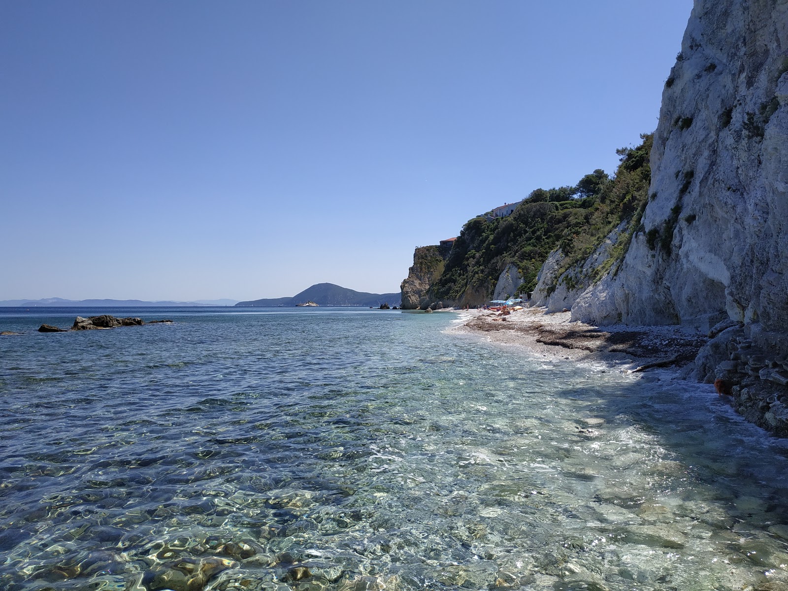 Foto di Spiaggia di Sottobomba circondato da montagne