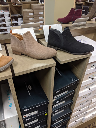 Shoe Store «DSW Designer Shoe Warehouse», reviews and photos, 17100 Southcenter Pkwy, Tukwila, WA 98188, USA