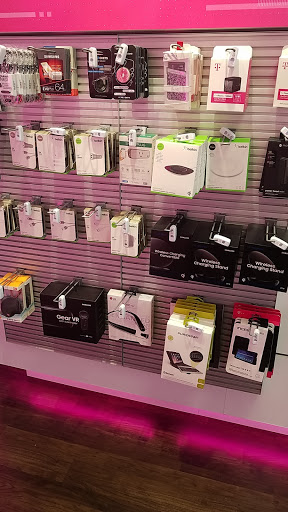 Cell Phone Store «T-Mobile», reviews and photos, 16314 Bothell Everett Hwy #102, Mill Creek, WA 98012, USA