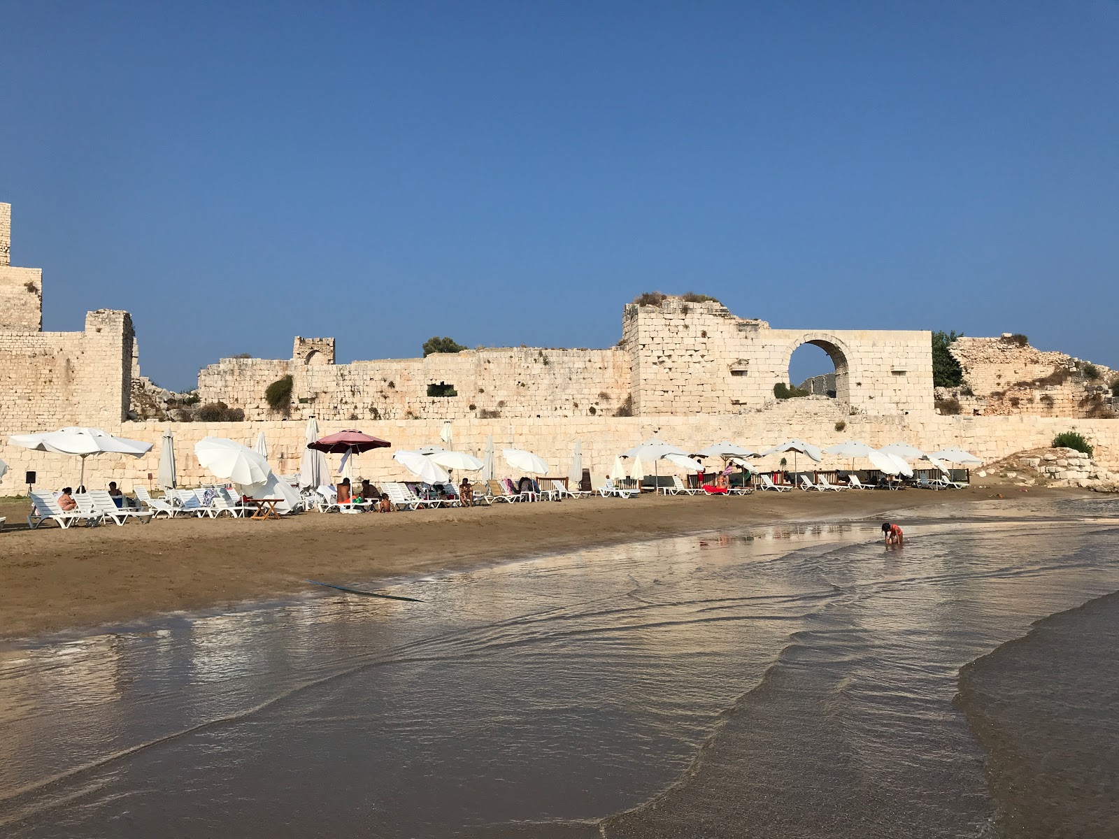 Foto av Korykos beach med ljus fin sand yta