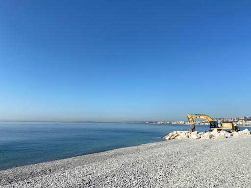 Terrasses sur la plage en Nice