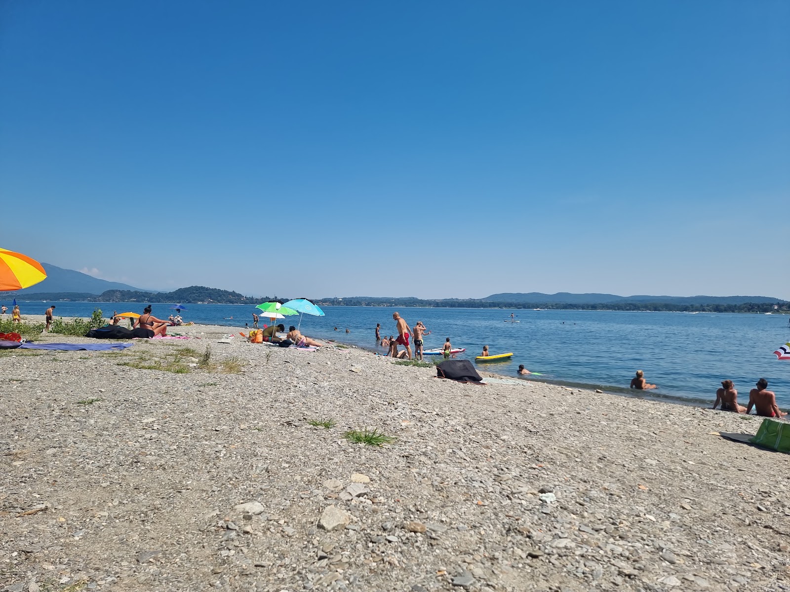 Foto de Spiaggia Lago Maggiore con arena gris y piedras superficie
