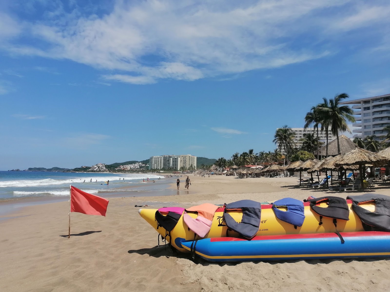 Foto de Playa Las Escolleras con recta y larga