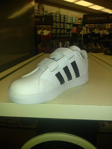 Shoe Store «Famous Footwear», reviews and photos, 420 N Hwy 67, Cedar Hill, TX 75104, USA